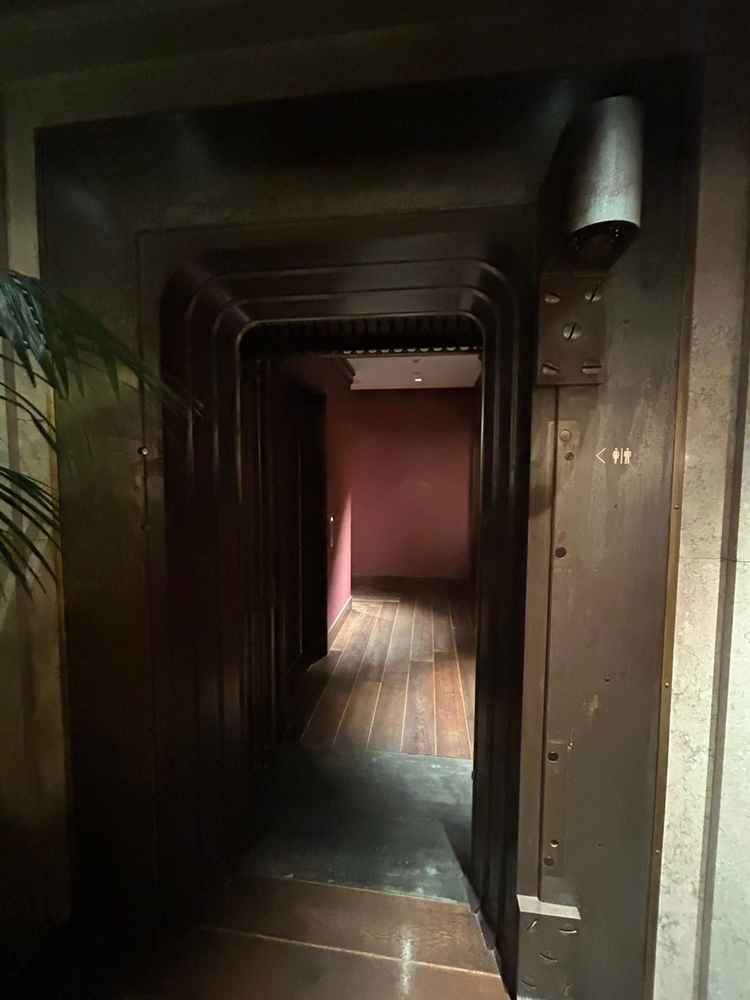 トイレ入口。旧名古屋銀行であったことを活かしていて、普通の会場にはない面白さがありました。