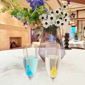 誕生月の色のロックキャンディーにシャンパンをそそいで乾杯ができるそうです。色が変わり素敵でした。