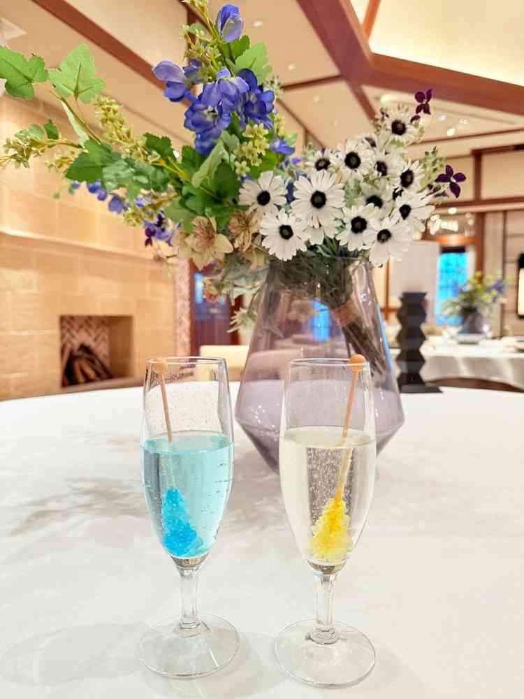 誕生月の色のロックキャンディーにシャンパンをそそいで乾杯ができるそうです。色が変わり素敵でした。