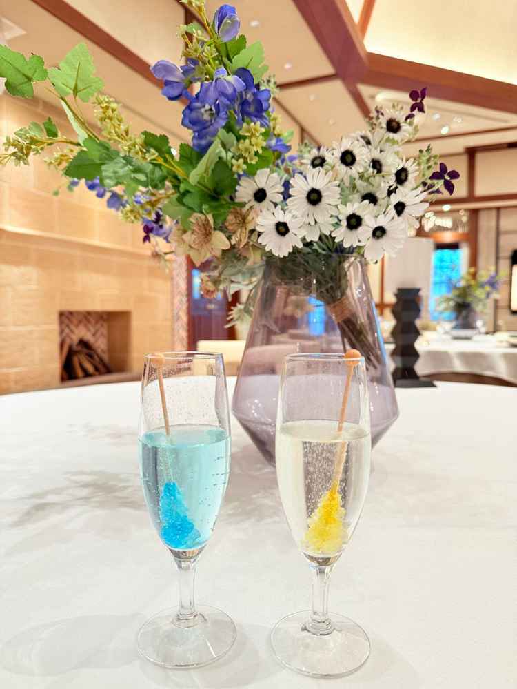 誕生月の色のロックキャンディーにシャンパンをそそいで乾杯ができるそうです。色が変わり素敵でした。