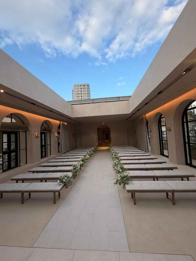 天井の開くチャペル