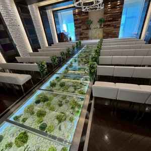 ガラス床芍薬が下にあってとてもきれい。正面の壁は塩壁と雰囲気のある木の壁でとても素敵。