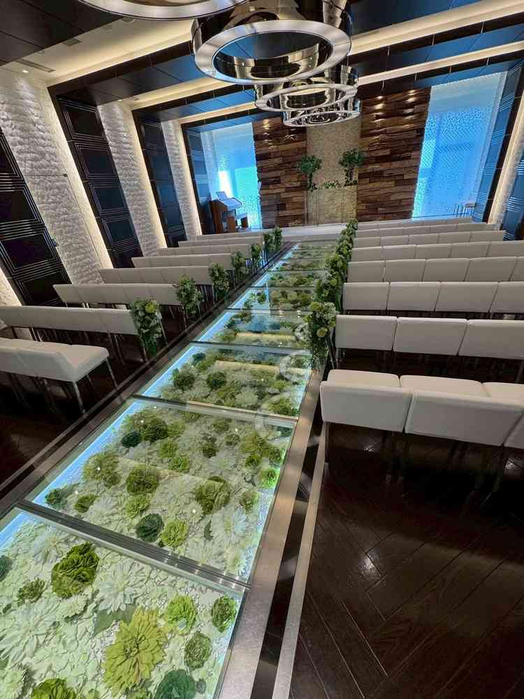 ガラス床芍薬が下にあってとてもきれい。正面の壁は塩壁と雰囲気のある木の壁でとても素敵。