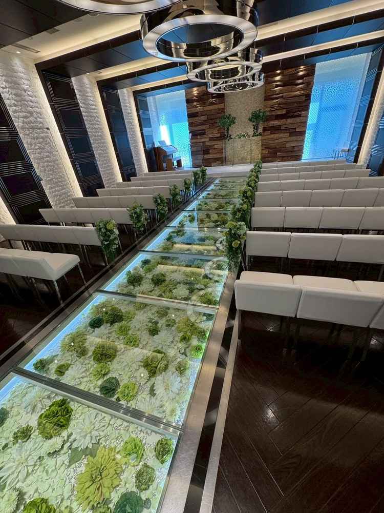 ガラス床芍薬が下にあってとてもきれい。正面の壁は塩壁と雰囲気のある木の壁でとても素敵。