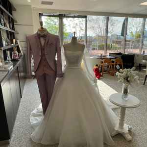 ドレスとタキシードがありました。