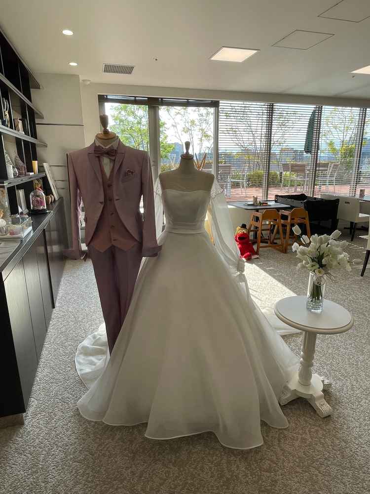 ドレスとタキシードがありました。