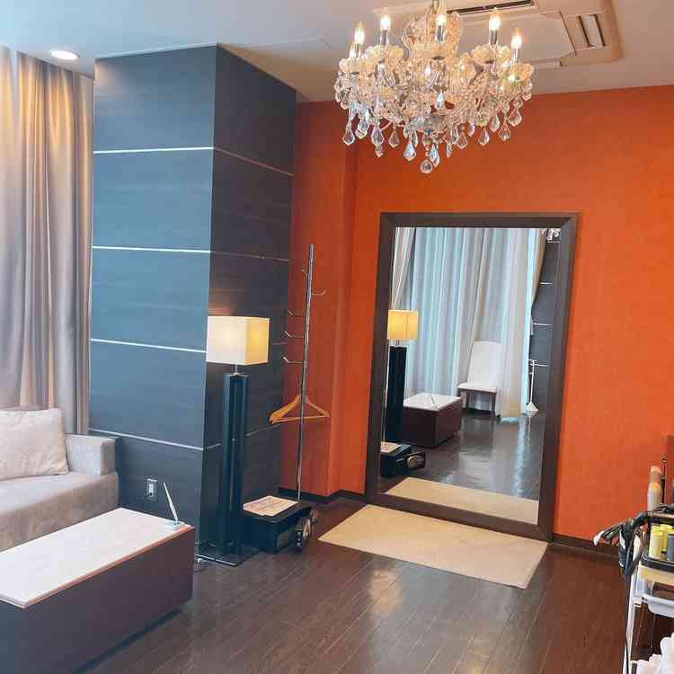 新郎新婦の控え室です。ラグナヴェールさんは結婚式後にお料理がこちらで食べられるとのことです。