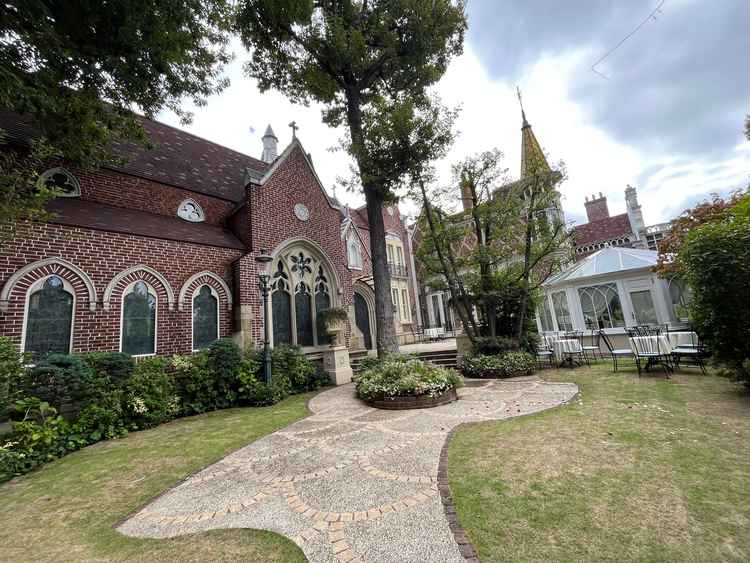 別棟のお庭。フラワーシャワーでも前撮りでも映える街並み