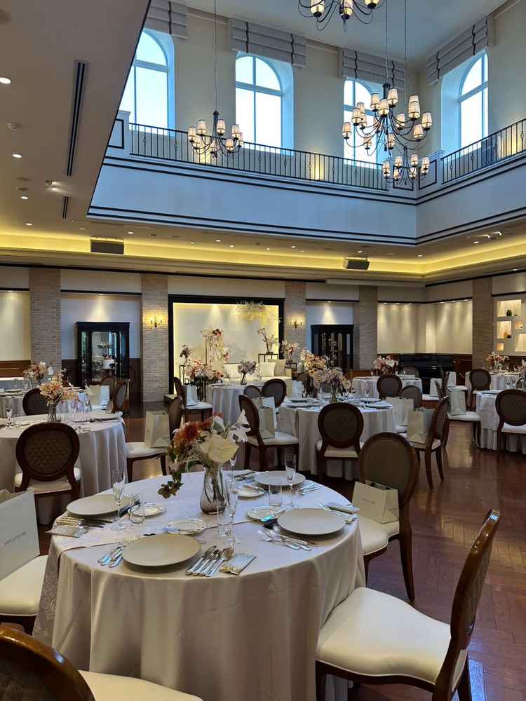 披露宴会場は吹き抜けで自然光がよく入ってきているので開放感があり非日常的な特別感がありました