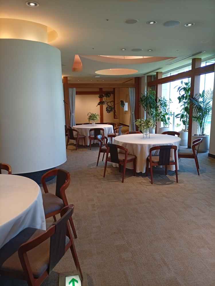 披露宴の会場は広すぎず少人数に向いている。