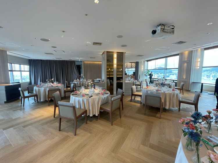 山と海が見える披露宴会場が素敵で、雰囲気も良かったです。