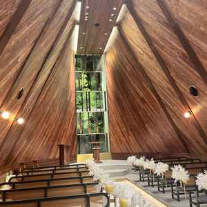 挙式会場。木の香りがして癒された。自然光も入って暖かい雰囲気。ゲストと新郎新婦が近く感じられる。