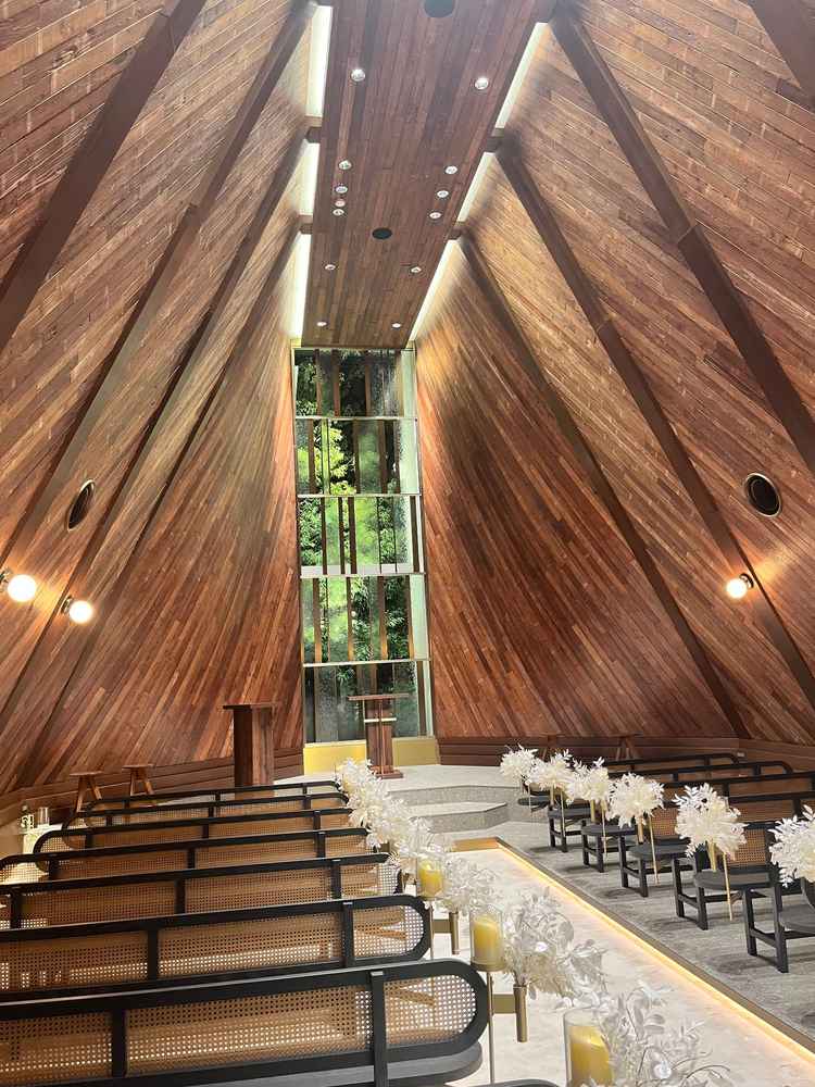 挙式会場。木の香りがして癒された。自然光も入って暖かい雰囲気。ゲストと新郎新婦が近く感じられる。