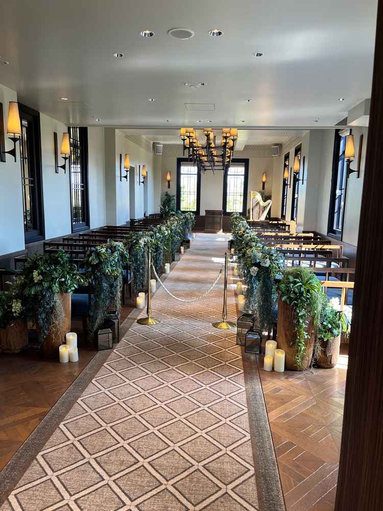 窓から光が差し込み綺麗なチャペルでした。