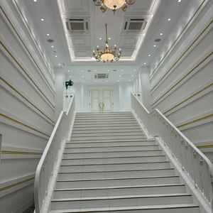 挙式場を出ると広がる白の階段。両脇に立ちフラワーシャワーやブーケトス等の催しができます。