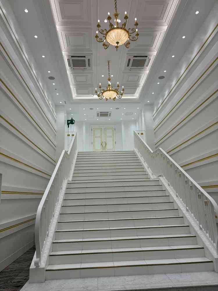 挙式場を出ると広がる白の階段。両脇に立ちフラワーシャワーやブーケトス等の催しができます。