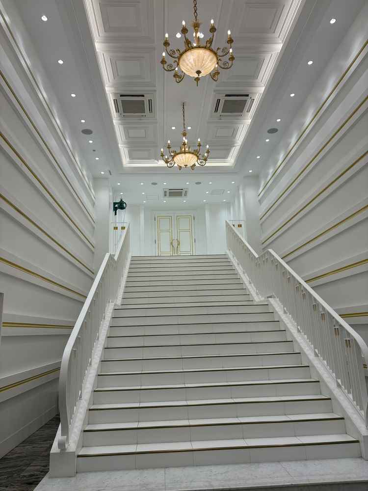 挙式場を出ると広がる白の階段。両脇に立ちフラワーシャワーやブーケトス等の催しができます。