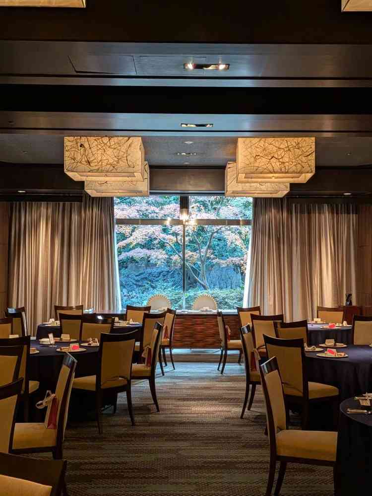 披露宴会場の画像になります。