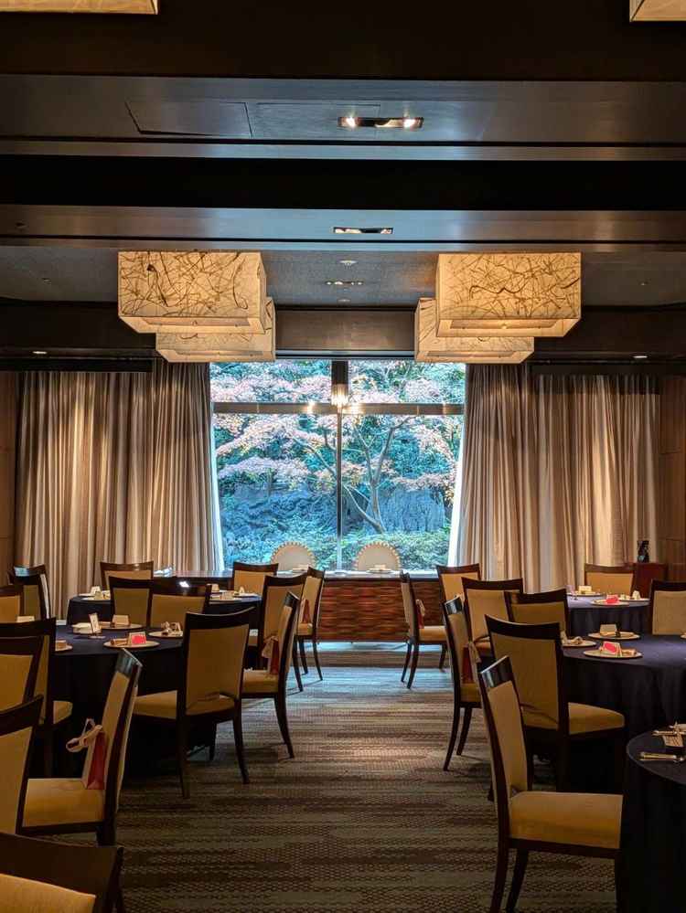 披露宴会場の画像になります。