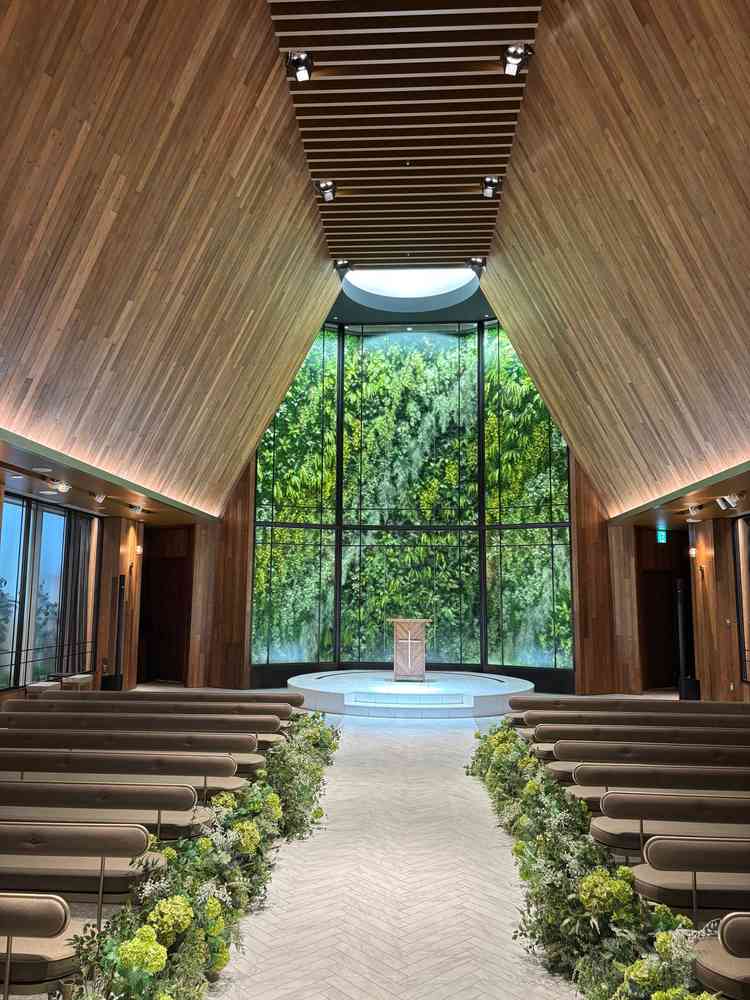 チャペルがとにかく素敵でした！ゲストの席に座らせていただき、実際の照明の感じも見させていただきました