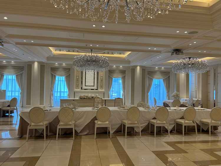 披露宴会場は長テーブルも可能でゲストとの距離を調整しやすいです。