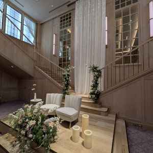 披露宴会場(狭い方)Y字の階段は関西ではレアとのこと。