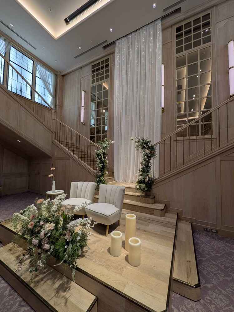 披露宴会場(狭い方)Y字の階段は関西ではレアとのこと。