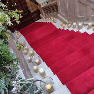 チャペルへと上がる階段。唯一無二と言っても過言ではない特徴。登る景色も、登場シーンもとても良いと思う