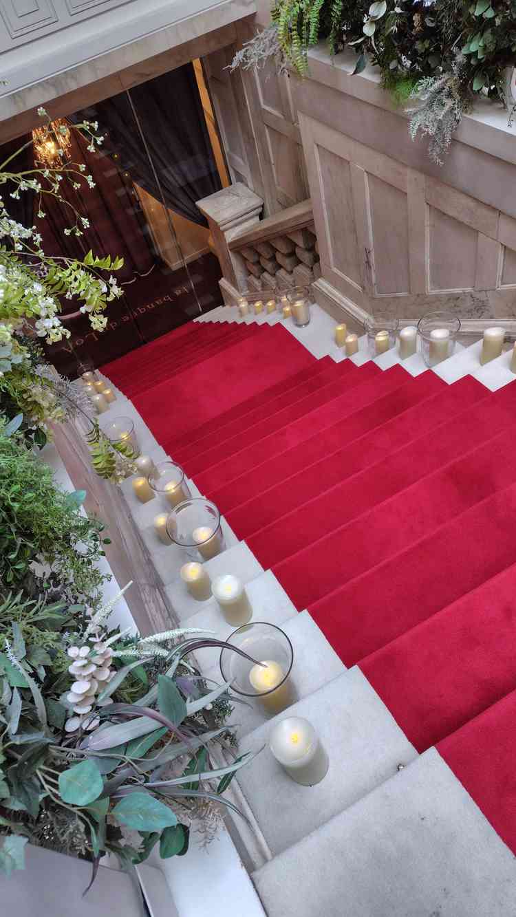 チャペルへと上がる階段。唯一無二と言っても過言ではない特徴。登る景色も、登場シーンもとても良いと思う