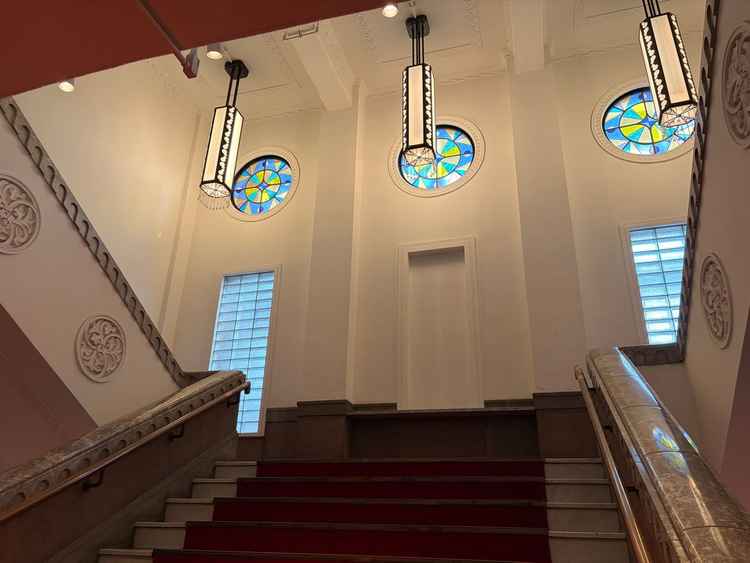 築97年の立派な建物の内観。階段もとても素敵でした