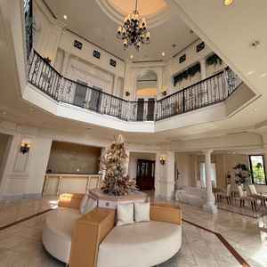 吹き抜けで広々と使えるロビーでゆっくり休んで貰えそう。