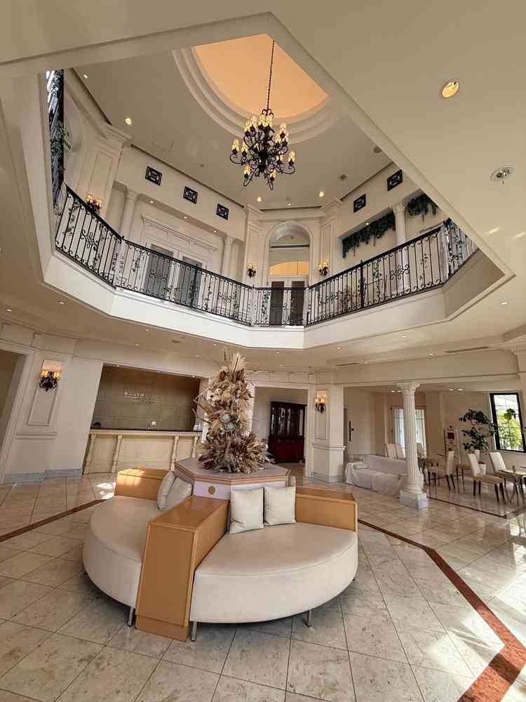 吹き抜けで広々と使えるロビーでゆっくり休んで貰えそう。