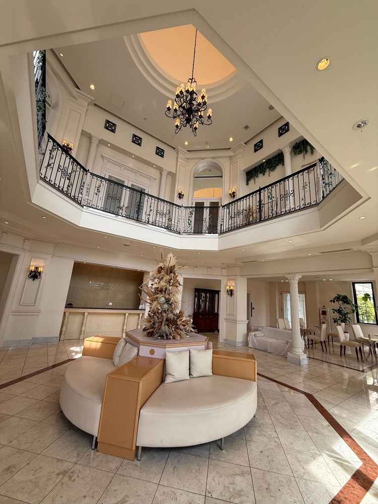 吹き抜けで広々と使えるロビーでゆっくり休んで貰えそう。