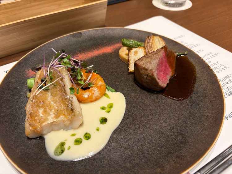 平日参加のためお肉とお魚料理を一皿で提供。お肉は柔らかく美味しかったが、お魚はもう少し出来たて感が欲