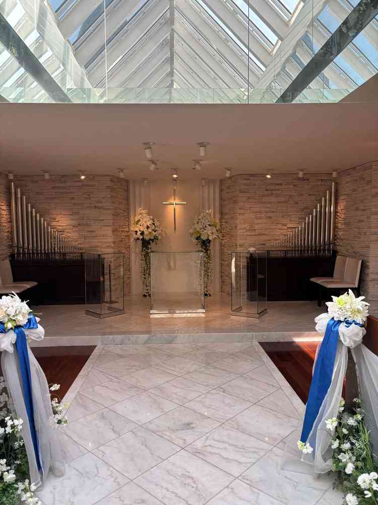 天井がガラス張りでキラキラ日の光が差し込む