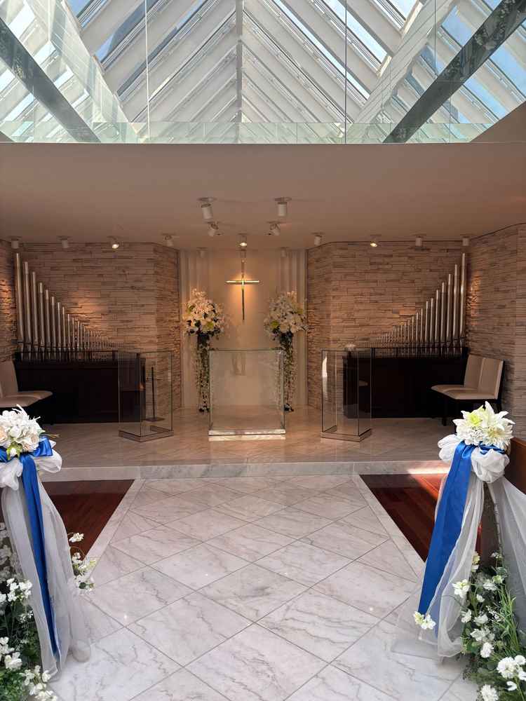 天井がガラス張りでキラキラ日の光が差し込む