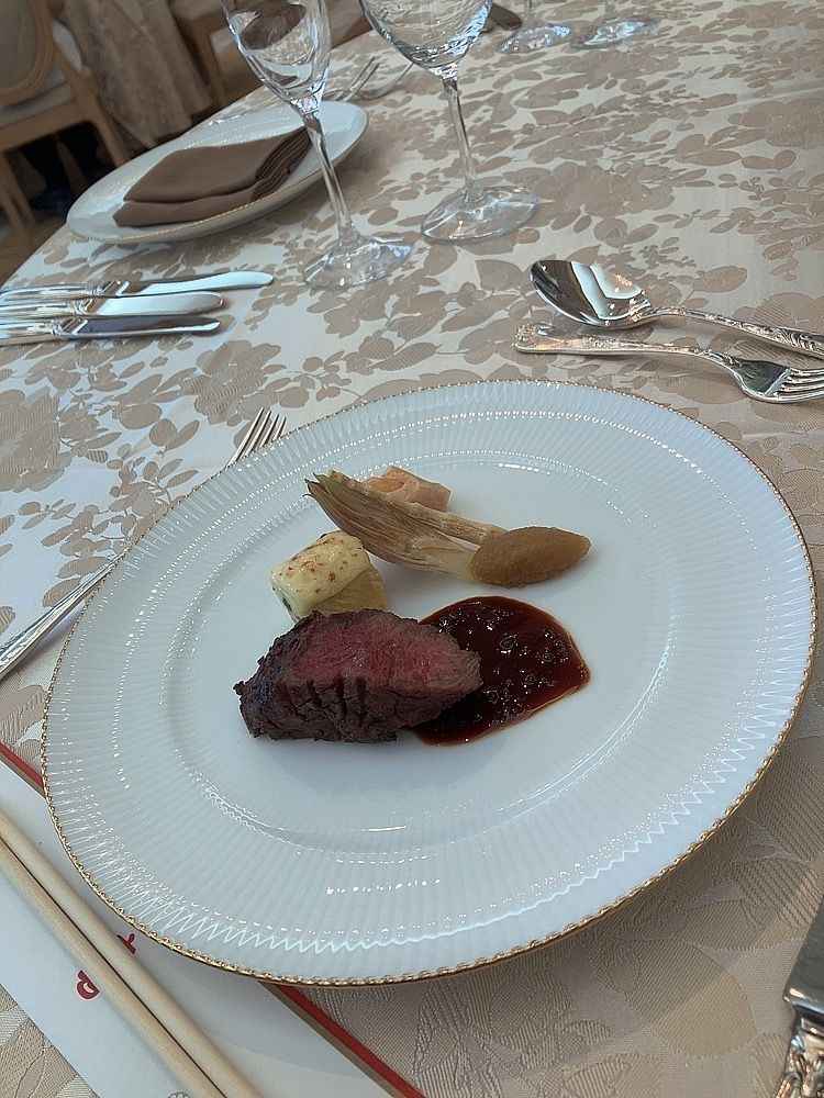 フュージョン料理のメインのサーロイン炭焼き。柔らかく美味しかった。