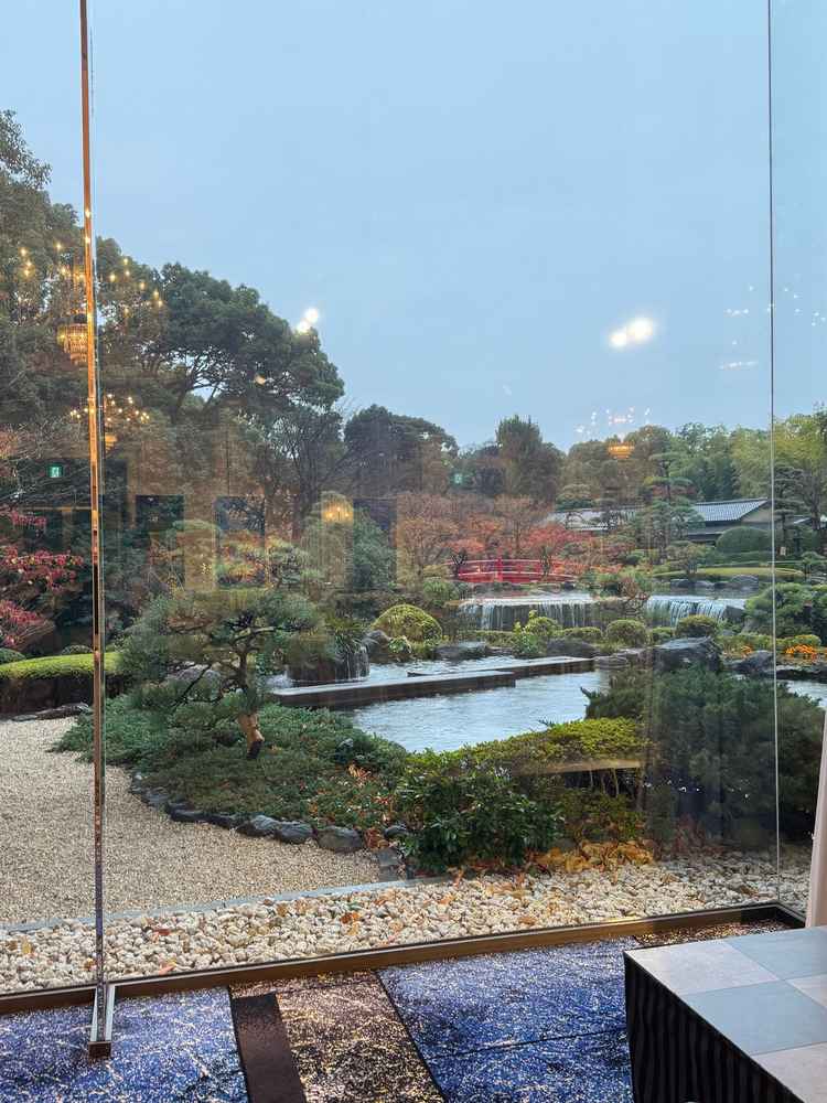 鳳凰の間から見える庭園です。天候に左右されない日本庭園が望めます。