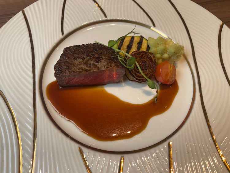 試食。柔らかいお肉と濃厚なソースがとても合っていて至高の一品。