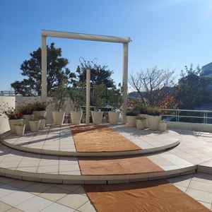 1階のチャペルの近くのテラス。挙式日の天候も思い出に残すことができる。