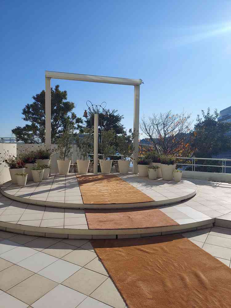 1階のチャペルの近くのテラス。挙式日の天候も思い出に残すことができる。