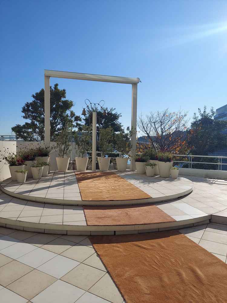 1階のチャペルの近くのテラス。挙式日の天候も思い出に残すことができる。