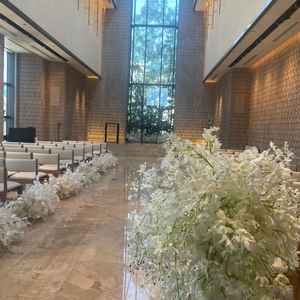 挙式会場、日光が差し込む