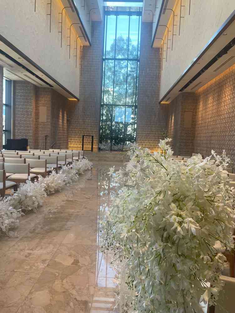 挙式会場、日光が差し込む