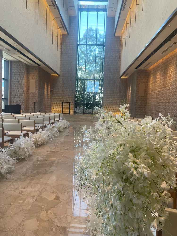 挙式会場、日光が差し込む