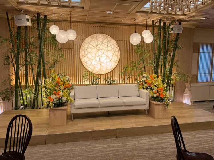 披露宴会場の壇上の写真です。