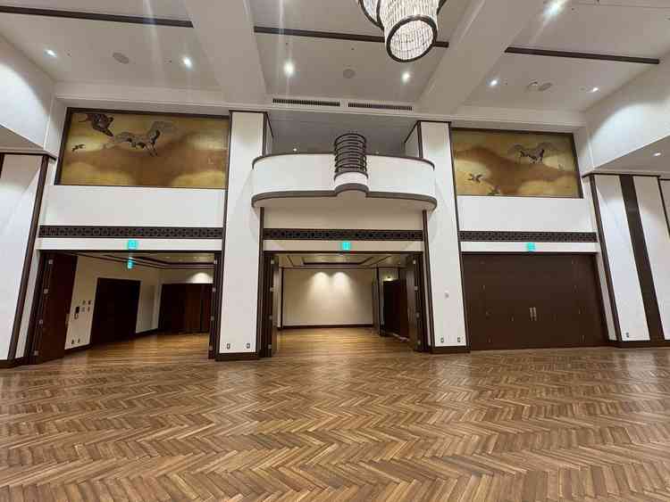 天井高がある開放的な空間にシャンデリアが華やかに煌めく「真珠」