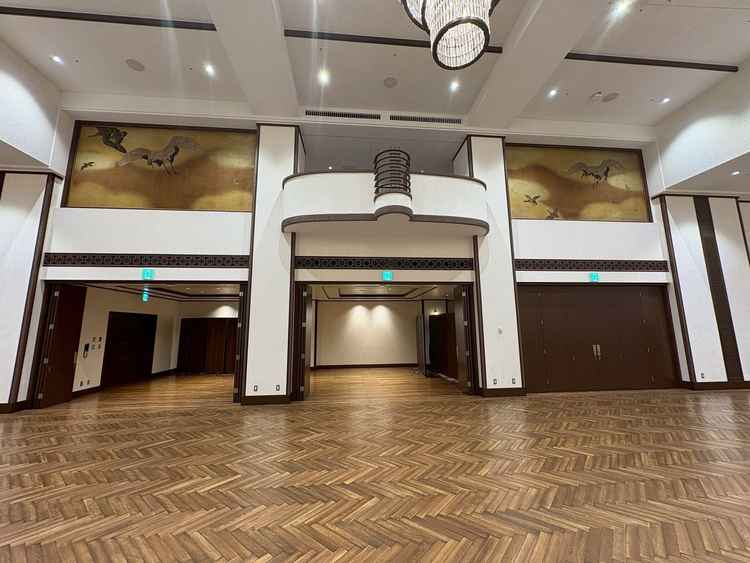 天井高がある開放的な空間にシャンデリアが華やかに煌めく「真珠」