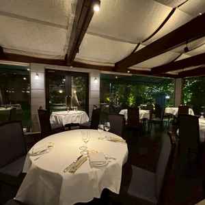 バンケットホール。サッシ枠が無いため、外の風景との一体感がすごい！キッズゲストにも楽しんでもらえそう