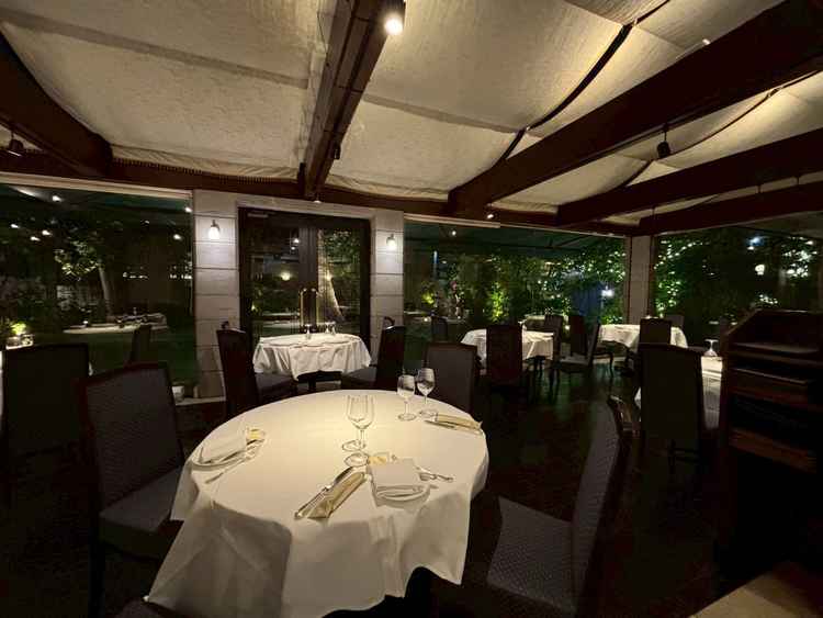 バンケットホール。サッシ枠が無いため、外の風景との一体感がすごい！キッズゲストにも楽しんでもらえそう